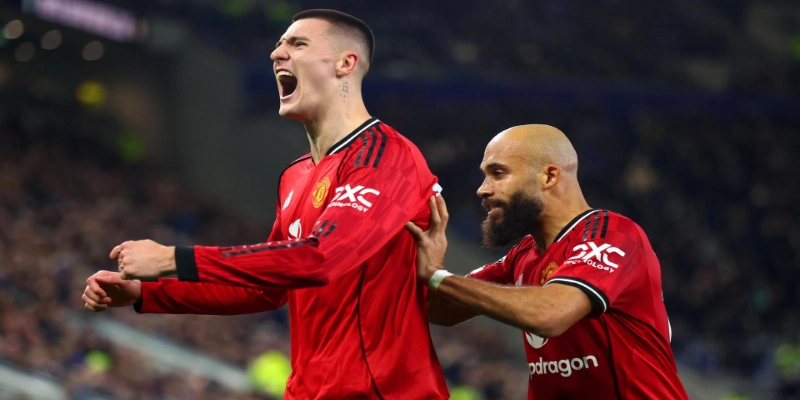Man Utd Old Trafford Champions League race Premier League 2026